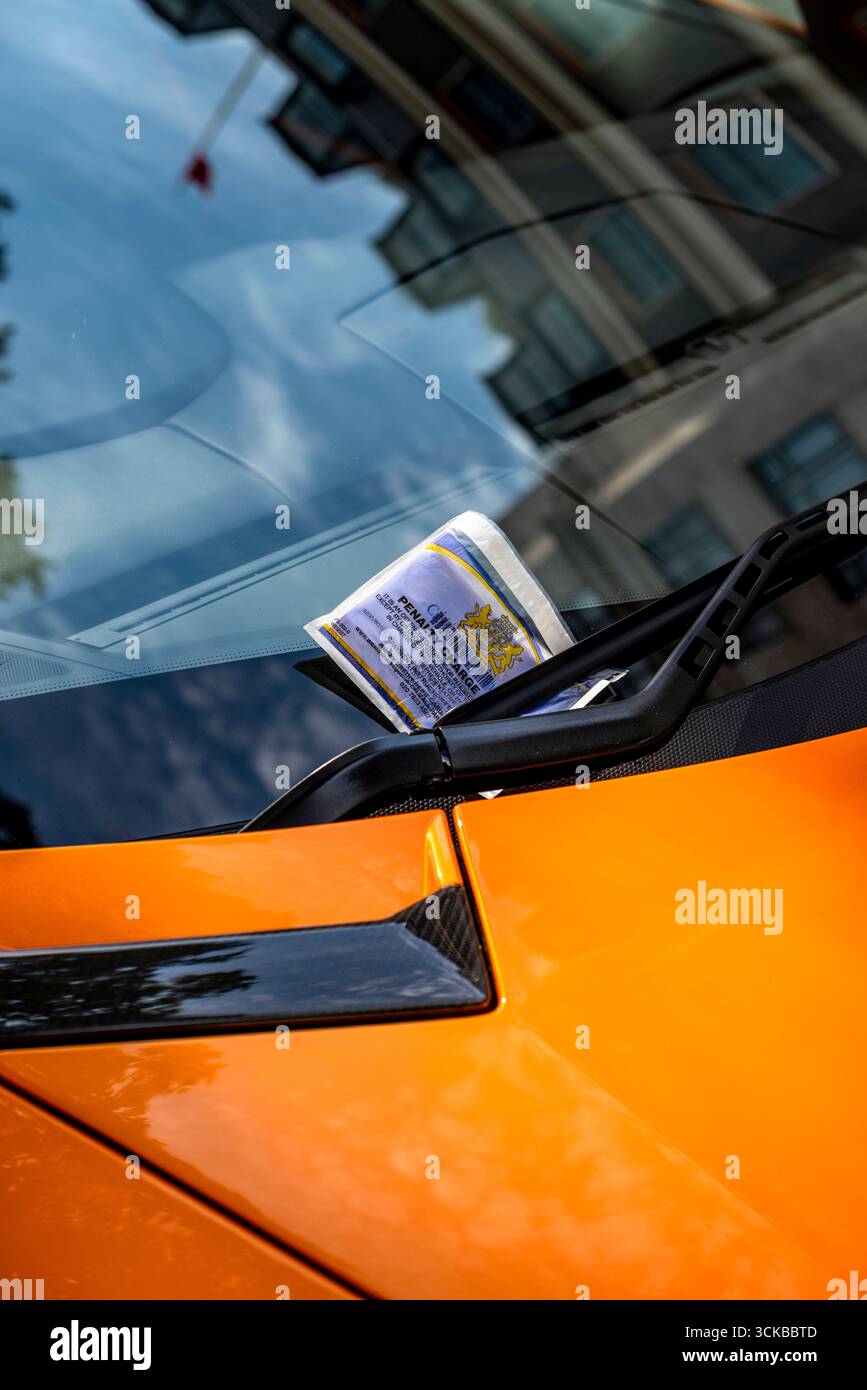 Parkgebühren für Orange Lamborghini in Portland Place, London, England, Großbritannien Stockfoto