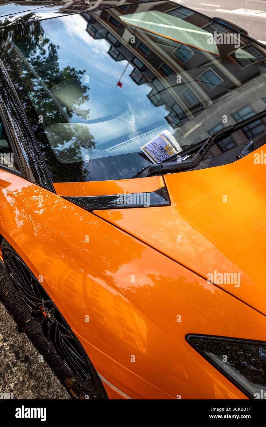 Parkgebühren für Orange Lamborghini in Portland Place, London, England, Großbritannien Stockfoto