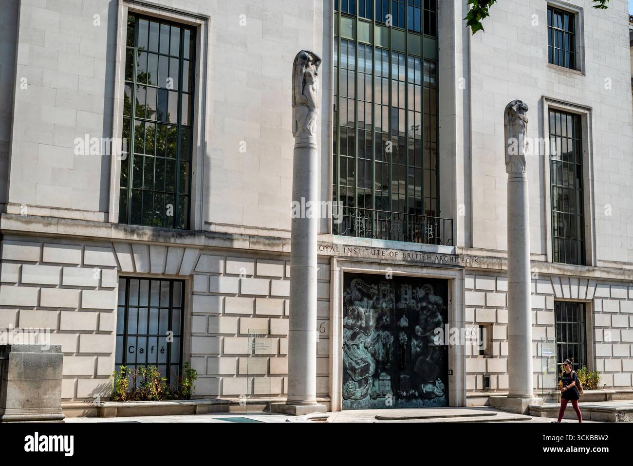 Das Royal Institute of British Architects (RIBA) hat seinen Sitz in 66 Portland Place, einem Art déco-Gebäude, das unter Denkmalschutz steht, London, England, Großbritannien Stockfoto