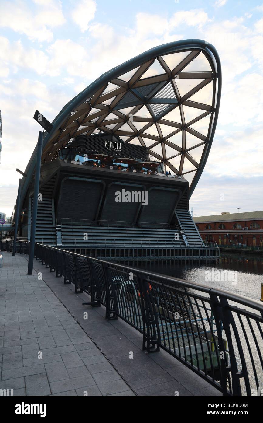 Der Crossrail Place ist ein modernes Erholungs- und Geschäftsgebäude mit einem geschwungenen Holzdach an der Themse in Canary Wharf, London. Stockfoto