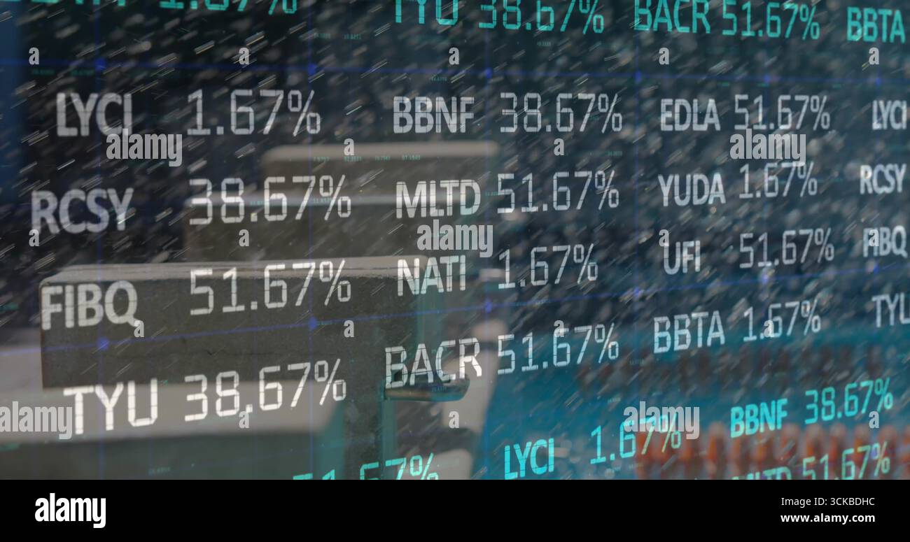 Anzeige von Ticker-Symbolen mit Prozentsätzen über runden Kaffeetisch, Metallstühlen und Laptop-Computer. Technologie, Innovation, modern, Business, Analytik Stockfoto