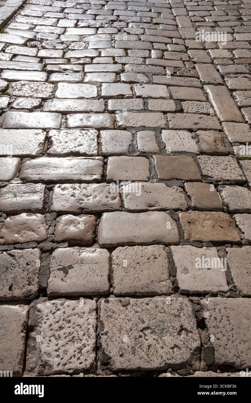Der Stephansplatz, das pulsierende Herz von Hvar, ist gepflastert mit jahrhundertelangen Fußstapfen – seine abgenutzten Marmorsteine, die glatt von der Zeit geschliffen wurden Stockfoto