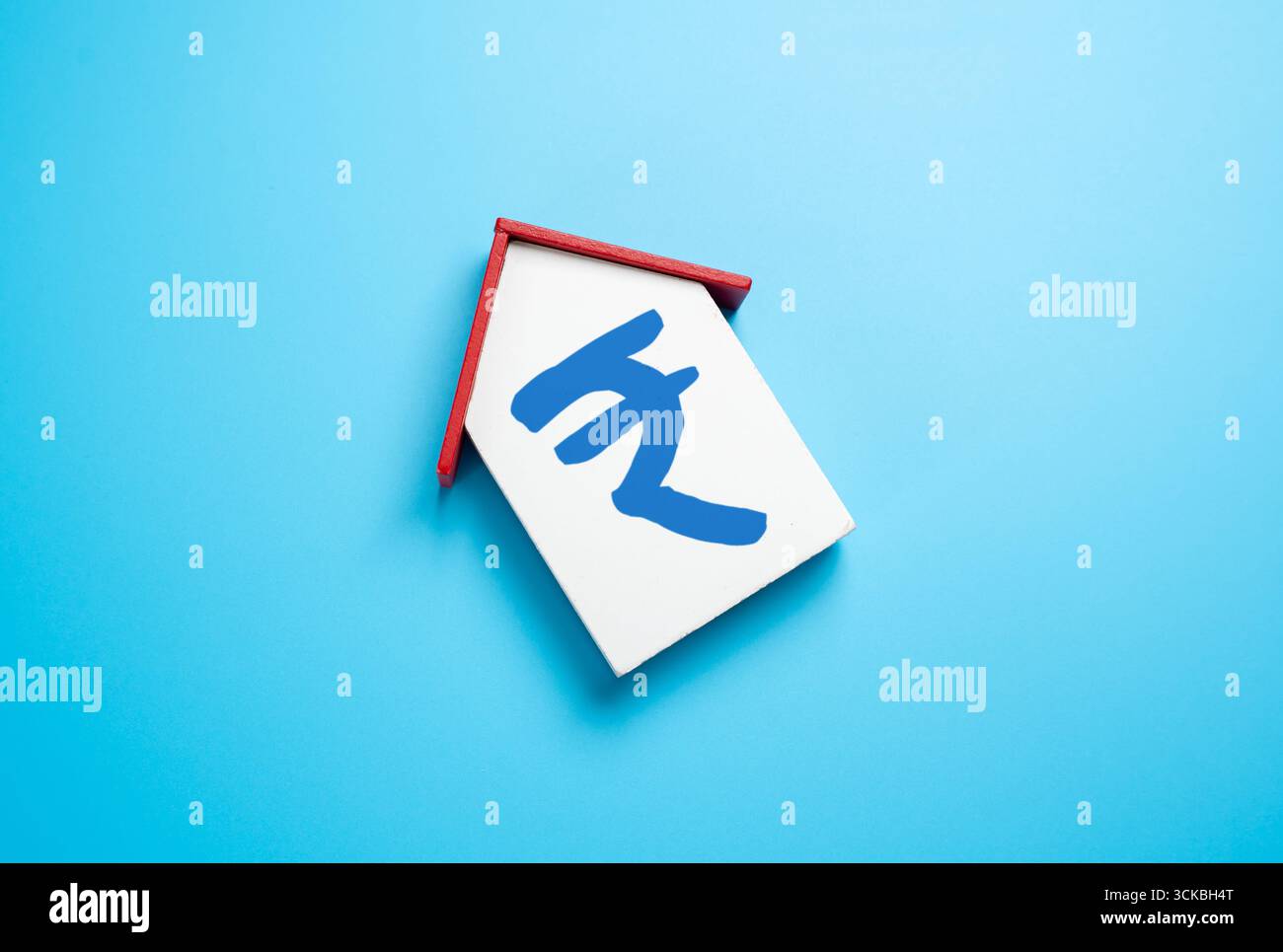 Haus und Indische Rupie Symbol. Wohnungskosten, Erschwinglichkeit von Immobilien, Immobilieninvestitionen, Hypothekensektor, Marktdynamik, Stadtentwicklung, Wohnraum Stockfoto