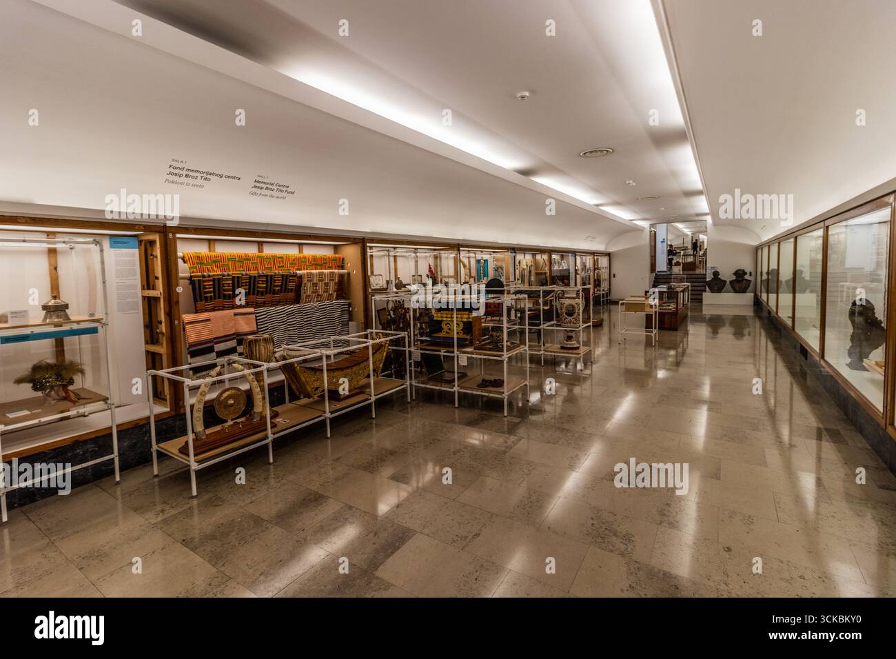 BELGRAD, SERBIEN - 8. OKTOBER 2021: Geschenke an Josip Broz Tito im Museum von Jugoslawien in Belgrad, Serbien Stockfoto