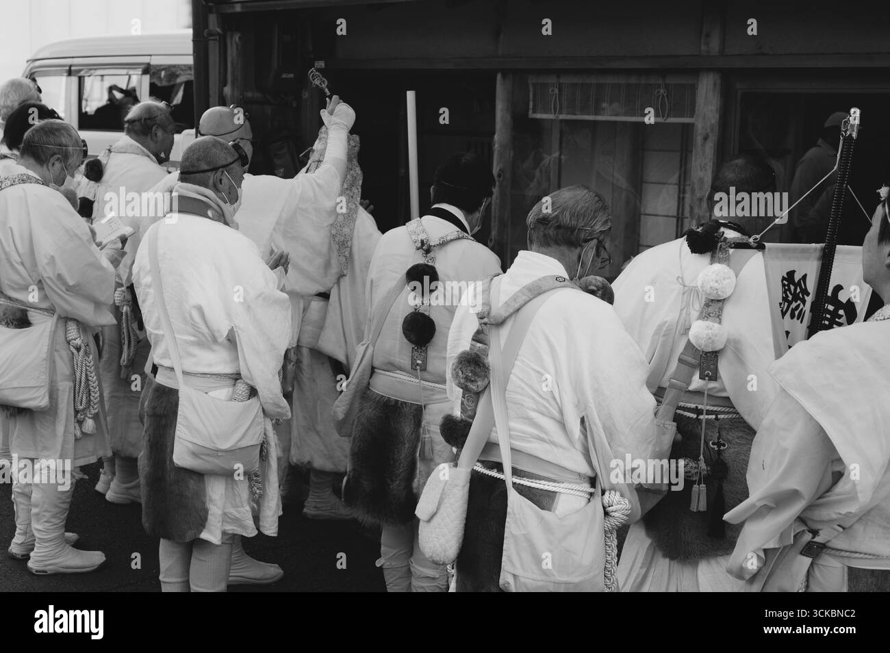 Mönche in zeremonieller Kleidung geben während des Tōka Ebisu Festivals in Kyoto einen Ladensegnen Stockfoto