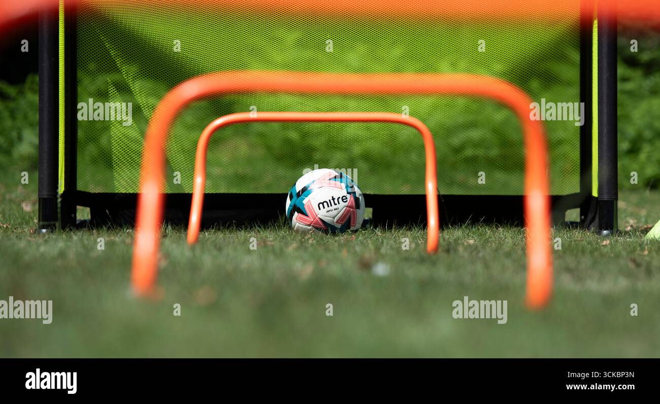 Beim Fußballtraining werden die Ausrüstung eines Fußballs, Minitore und Hürden geübt. Stockfoto