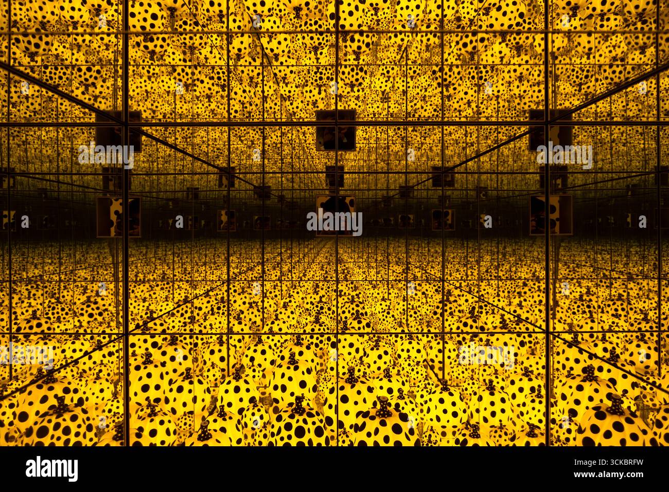 SINGAPUR - Installationsansicht von „The Spirit of the Pumpkins descended into the Heavens“ (2017) von Yayoi Kusama in der National Gallery. Stockfoto