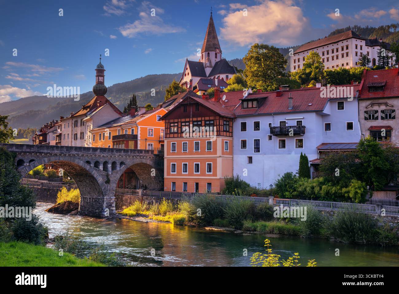 Murau, Österreich. Stadtbild von Murau, Österreich bei schönem Sommeruntergang. Stockfoto