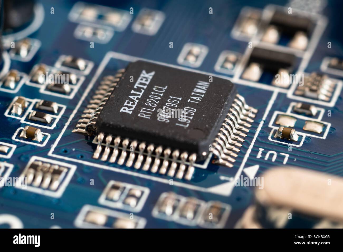Computermikrochip aus nächster Nähe auf der Hauptplatine, Hardwarekomponente Stockfoto