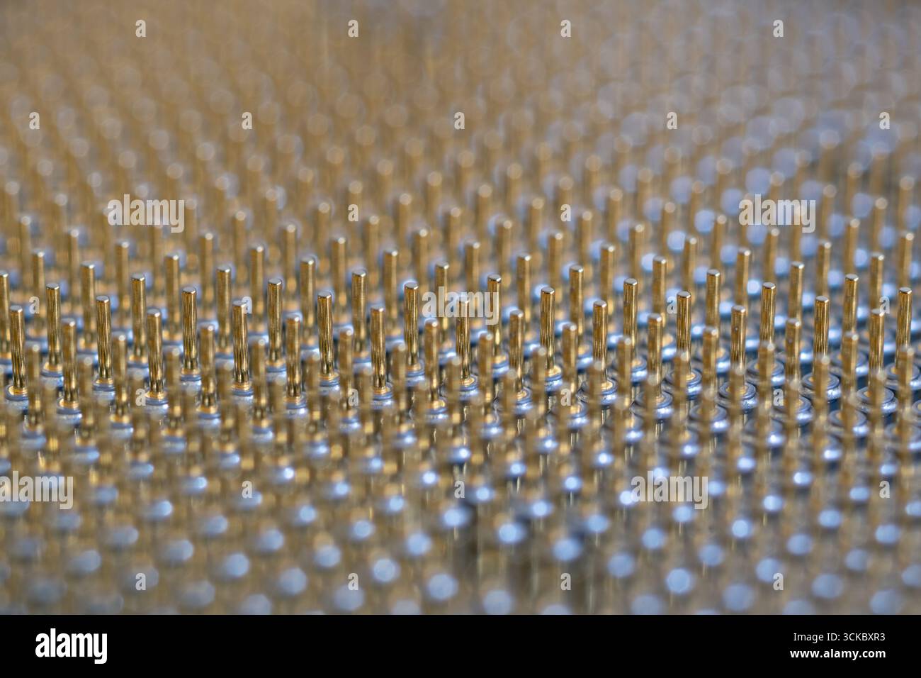 Stifte am Mikroprozessor in der Nähe, Hardwarekomponente Stockfoto