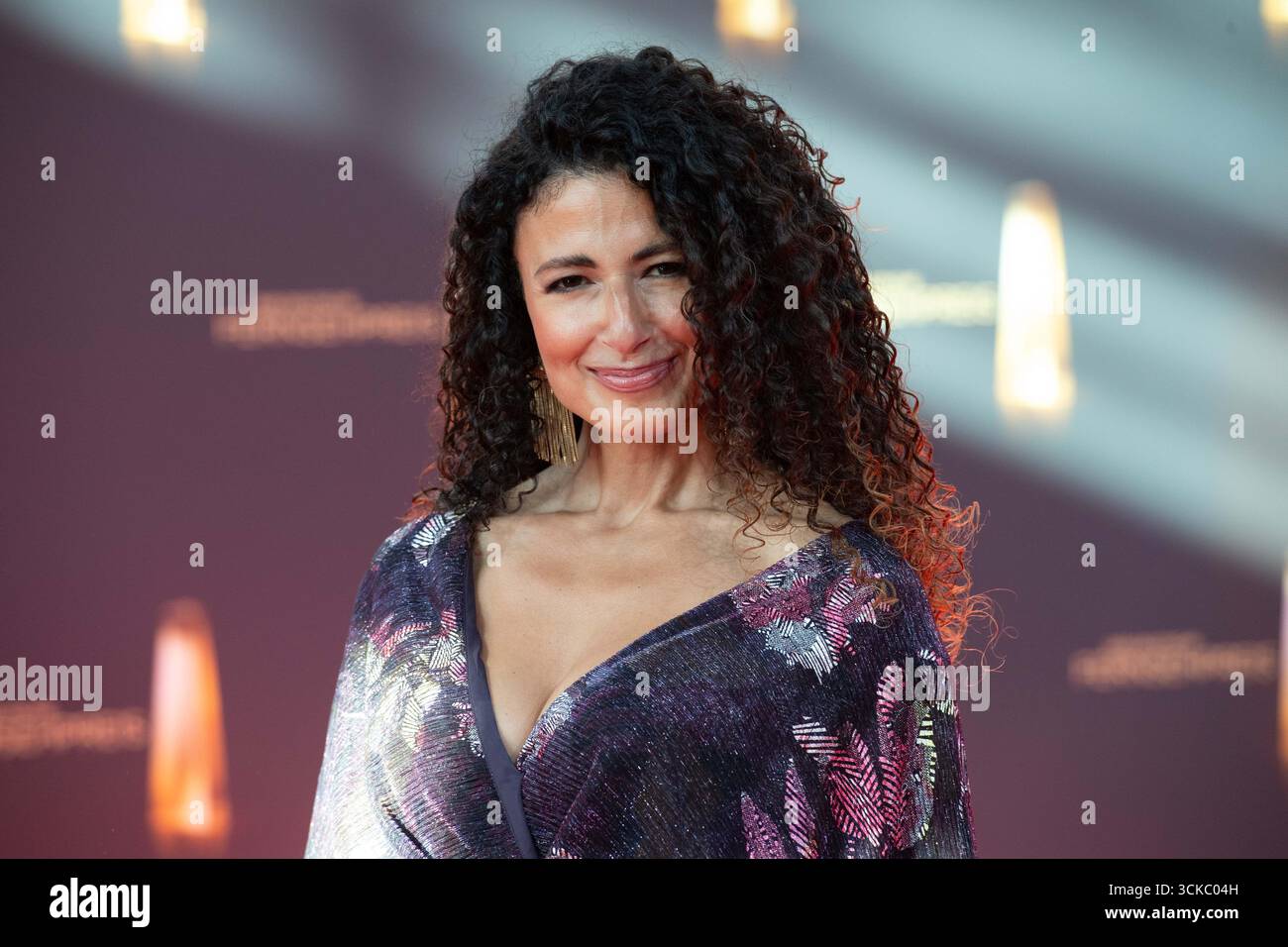 Marwa Eldessouky, Moderatorin, Roter Teppich, Roter Teppich Show, Ankunft, Ankunft, Verleihung der Deutschen Fernsehpreise, der Deutschen Fernsehpreise 2025, der Deutschen Fernsehpreise 2025 in den MMC Studios Köln, am 10. September 2025. Stockfoto