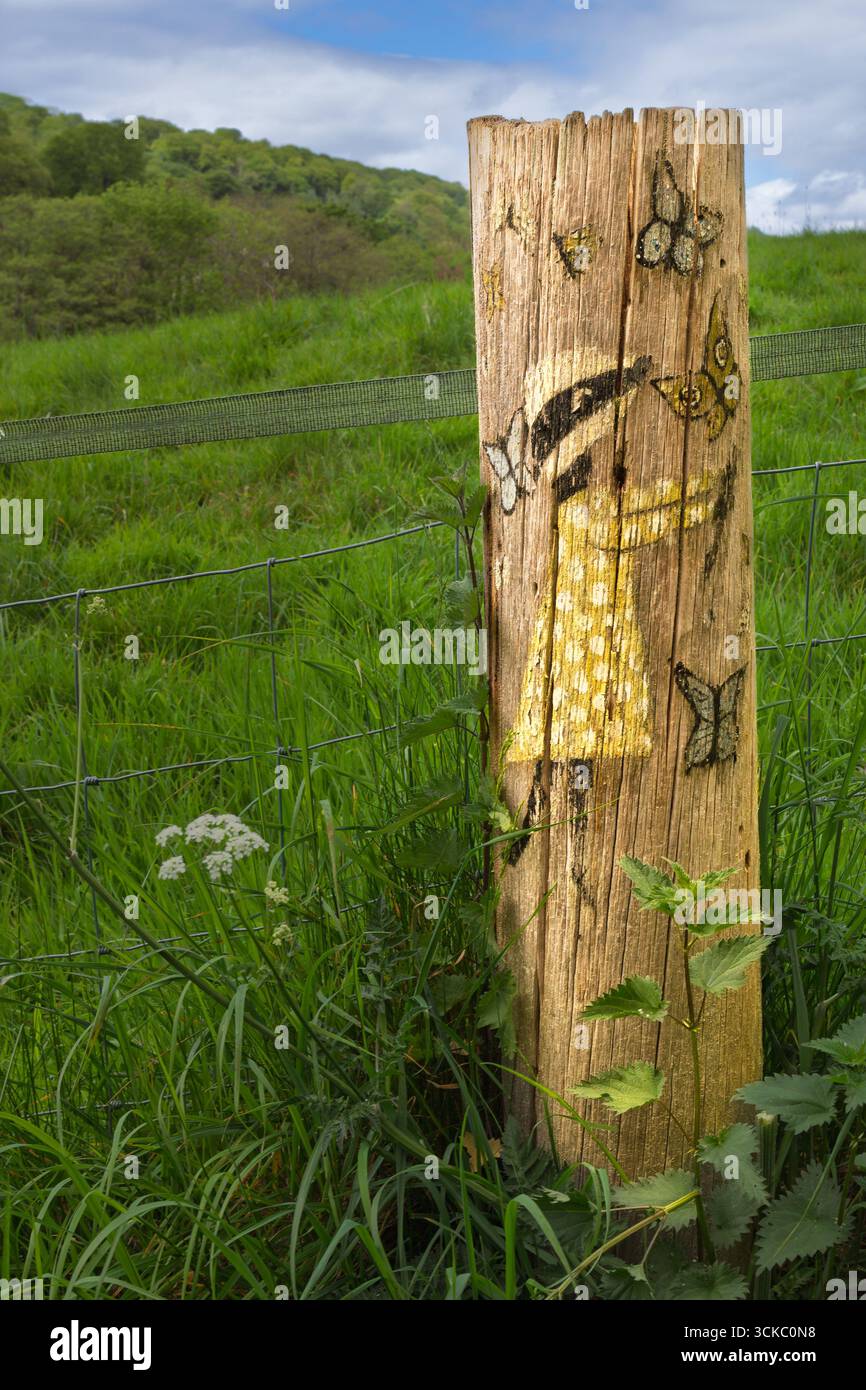 Zaunpfahl mit einem Dachs dekoriert Stockfoto