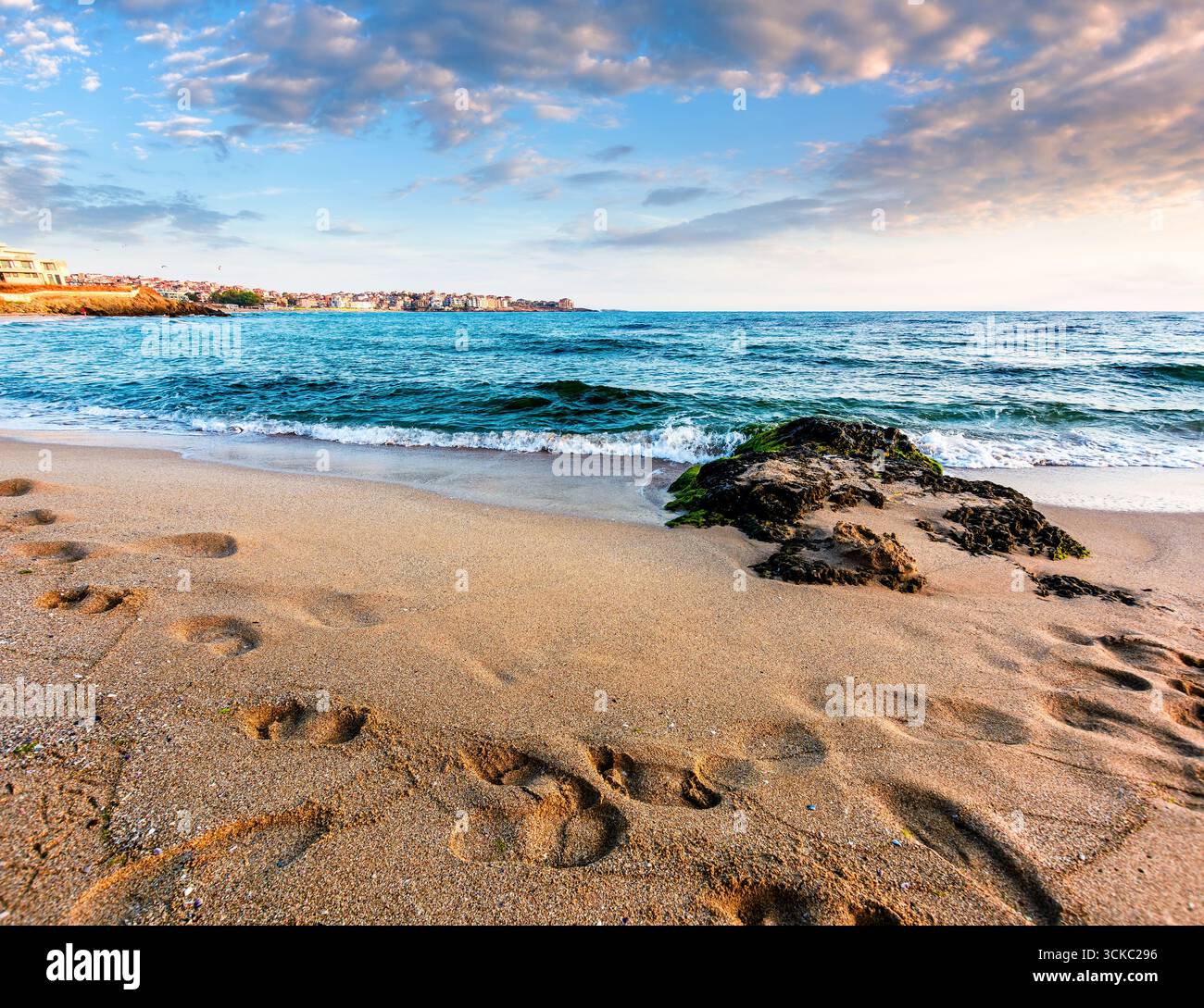 Sonnenaufgang an einem Sandstrand in der milden Jahreszeit. Schönes und warmes Wetter am Ufer des schwarzen Meeres. sozopol-Küste im Morgenlicht Stockfoto