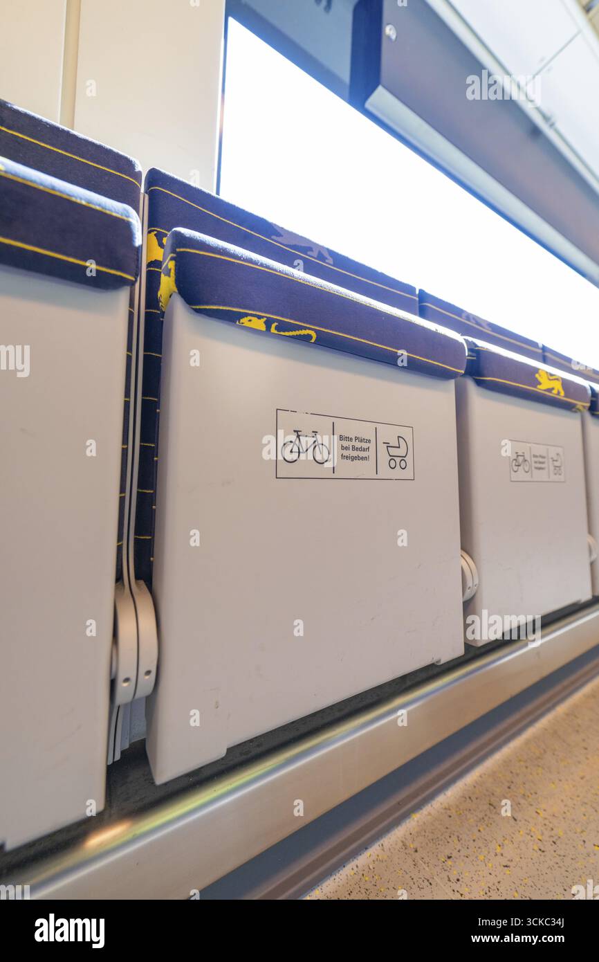 Zuginnenraum mit Klappsitzen und hellen Lichtern, Batterie Elektrozug mit grünem Strom, Siemens Mireo Plus B, Freudenstadt, Deutschland Stockfoto