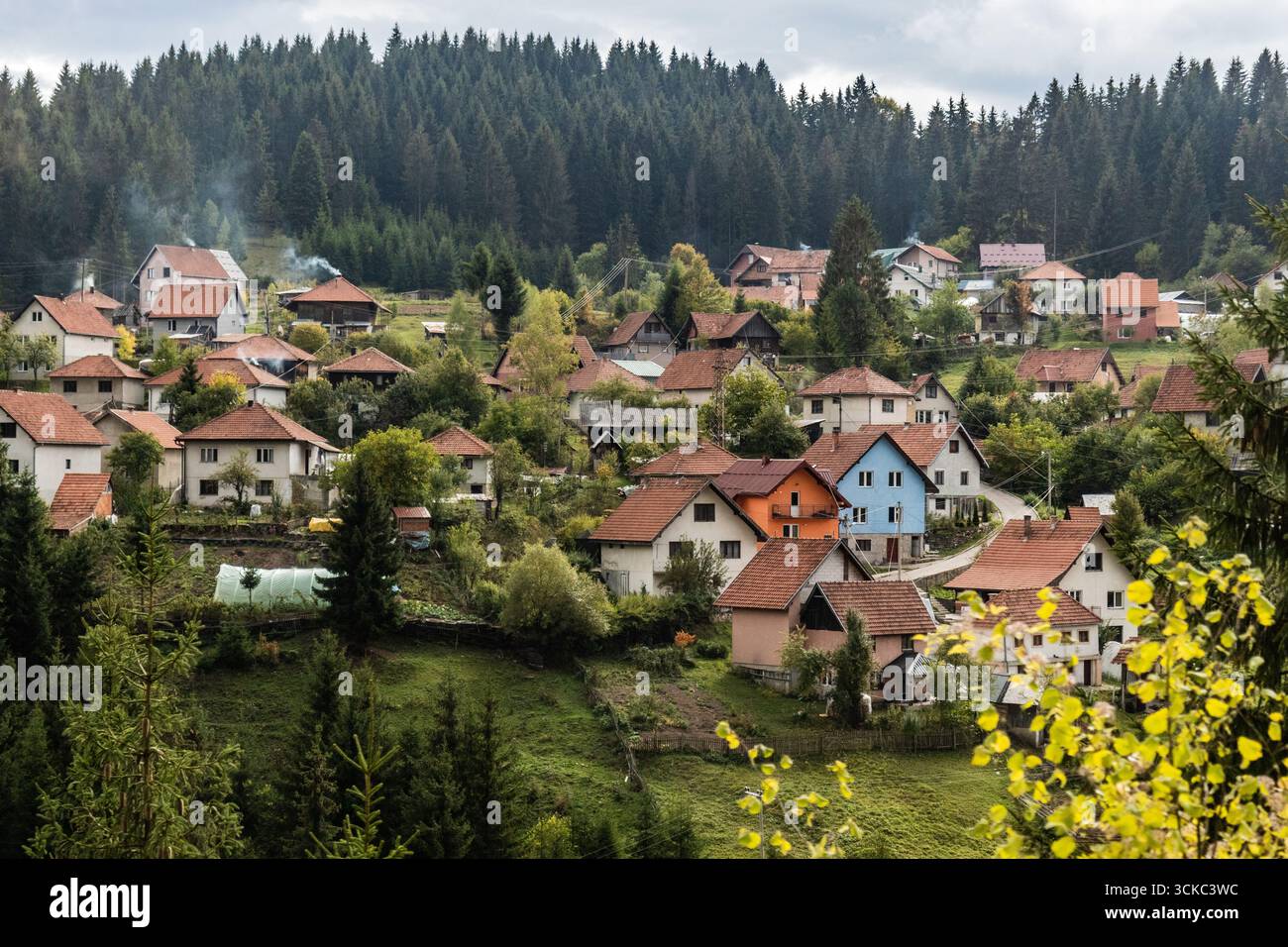 Häuser von Nova Varos, Serbien Stockfoto