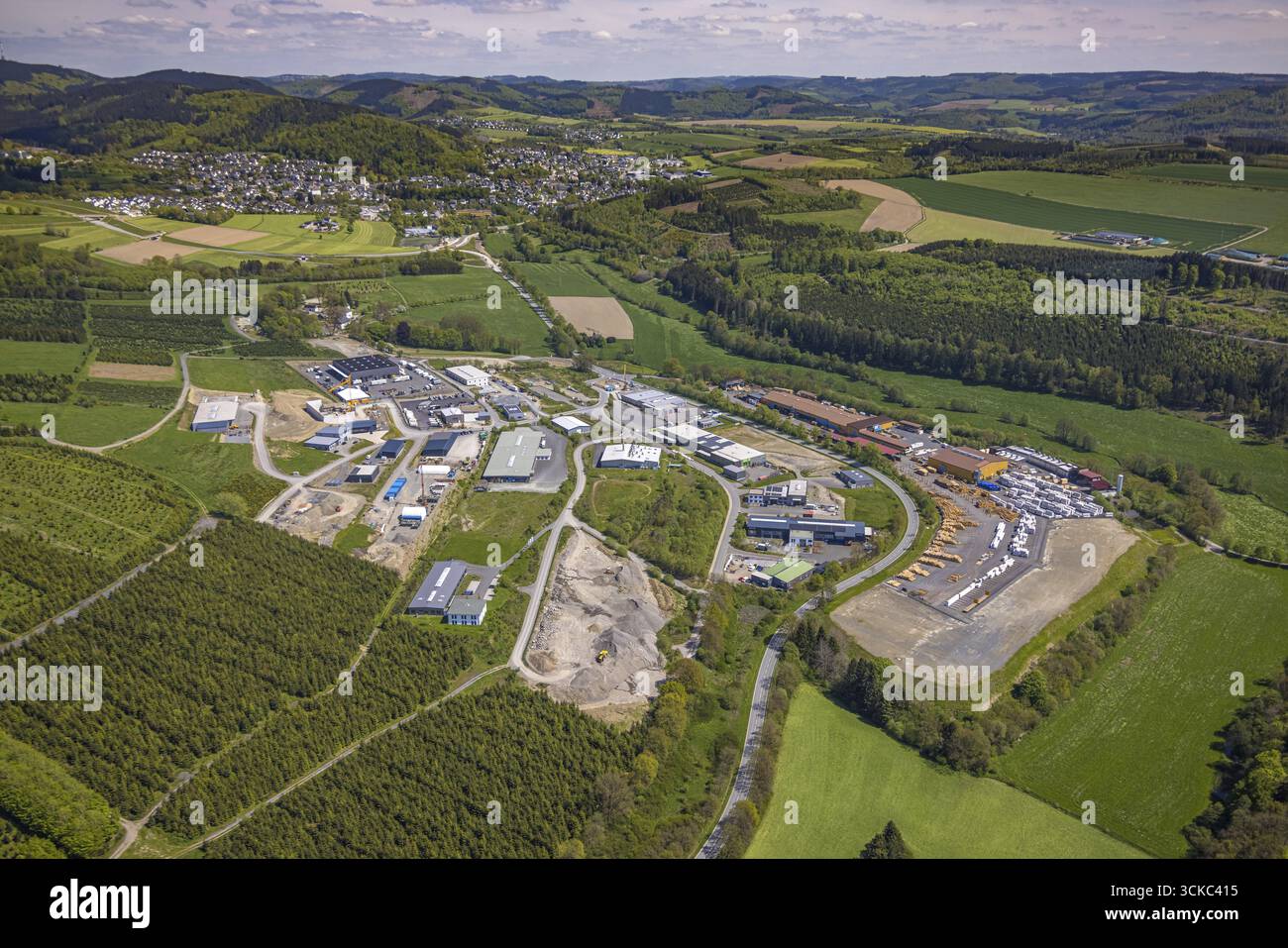 Luftaufnahme, Industriepark Hochsauerland, Bad Fredeburg an der Bundesstraße B511, Berghausen, Schmallenberg, Sauerland, Nordrhein-Westfalen, Keim Stockfoto