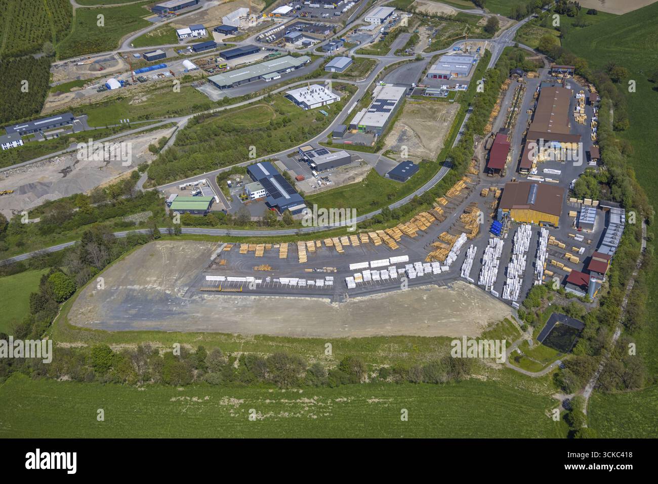 Luftaufnahme, Industriepark Hochsauerland, Bad Fredeburg an der Bundesstraße B511, Berghausen, Schmallenberg, Sauerland, Nordrhein-Westfalen, Keim Stockfoto