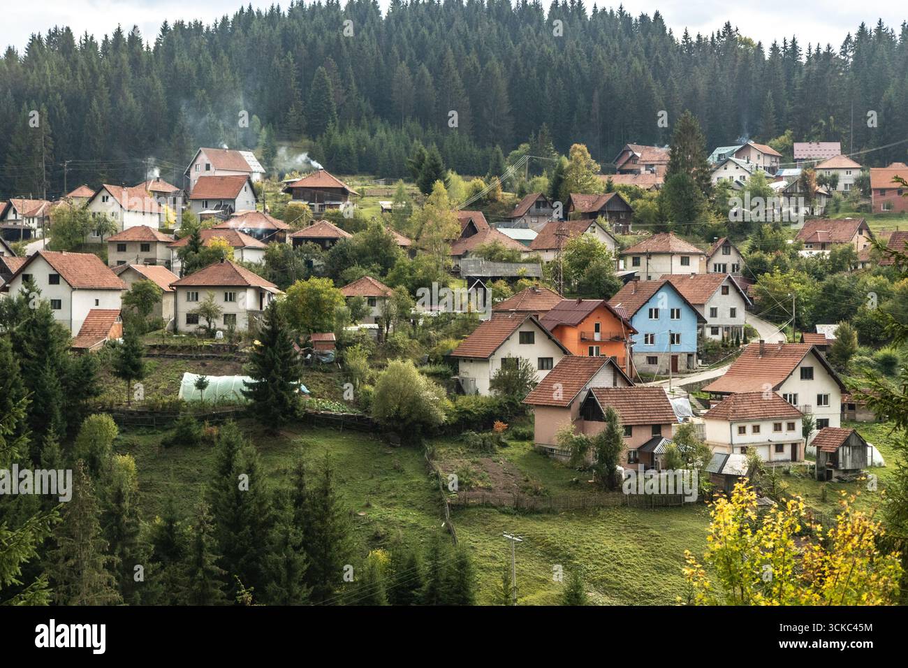 Häuser von Nova Varos, Serbien Stockfoto