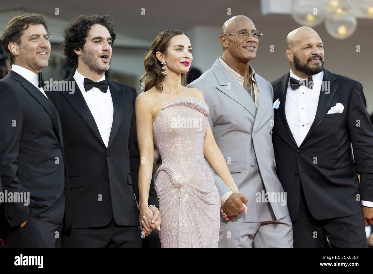 Venedig, Italien - 1. September 2025: Emily Blunt, Benny Safdie, Andrea Romeo, David Koplan, Dwayne Johnson, Hiram Garcia und Mark Kerr während des Roten Autos Stockfoto