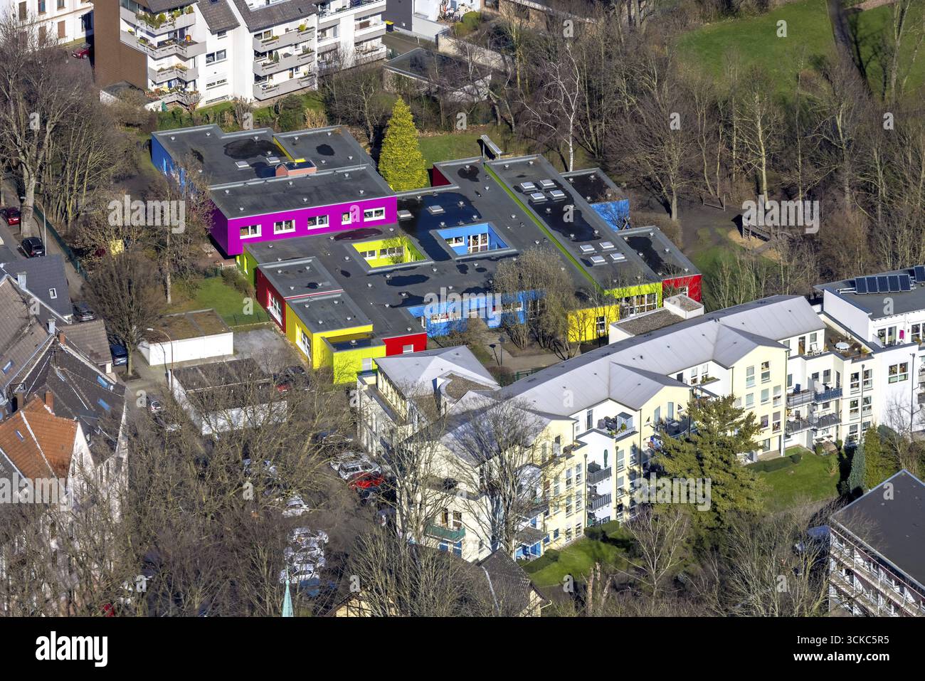 Luftaufnahme, evangelischer Kindergarten Altenhoefen mit farbigen Fassaden, Herne-Mitte, Herne, Ruhrgebiet, Nordrhein-Westfalen, Deutschland, DE, Europa, KI Stockfoto