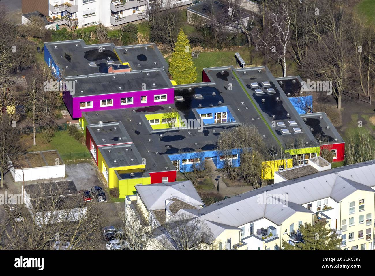 Luftaufnahme, evangelischer Kindergarten Altenhoefen mit farbigen Fassaden, Herne-Mitte, Herne, Ruhrgebiet, Nordrhein-Westfalen, Deutschland, DE, Europa, KI Stockfoto