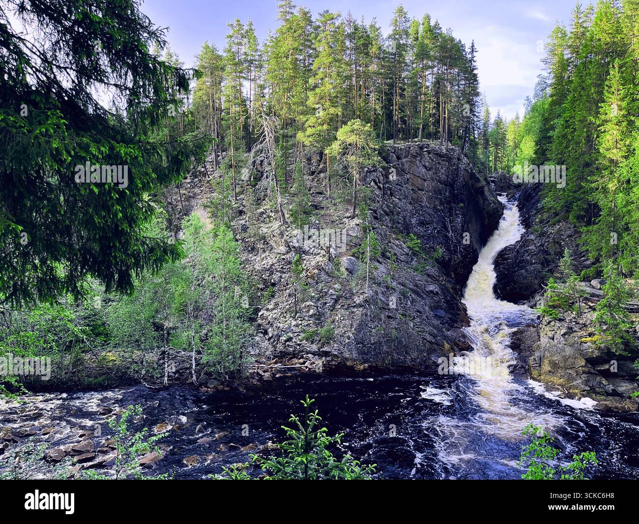 Digerfallet Wasserfall in Schweden, felsige Klippe mit Fluss Tåsan und Wald - Smartphone-aufgenommenes Stockfoto