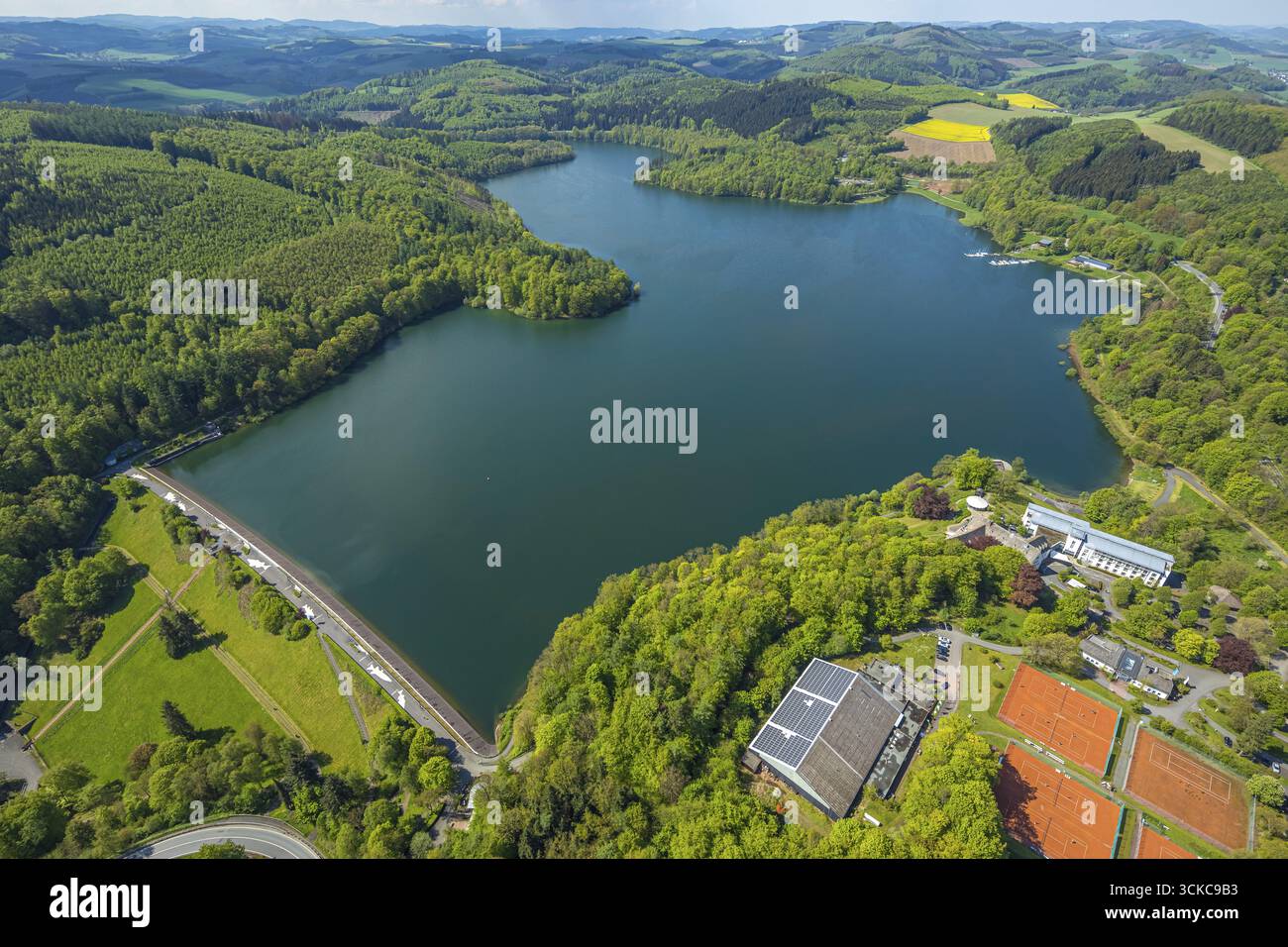 Luftaufnahme, Hennesee-Staudamm, Stausee im Arnsberger Wald, Welcome Hotel Meschede/Hennesee, Berghausen, Meschede, Sauerland, Nordrhein-Westfalen Stockfoto