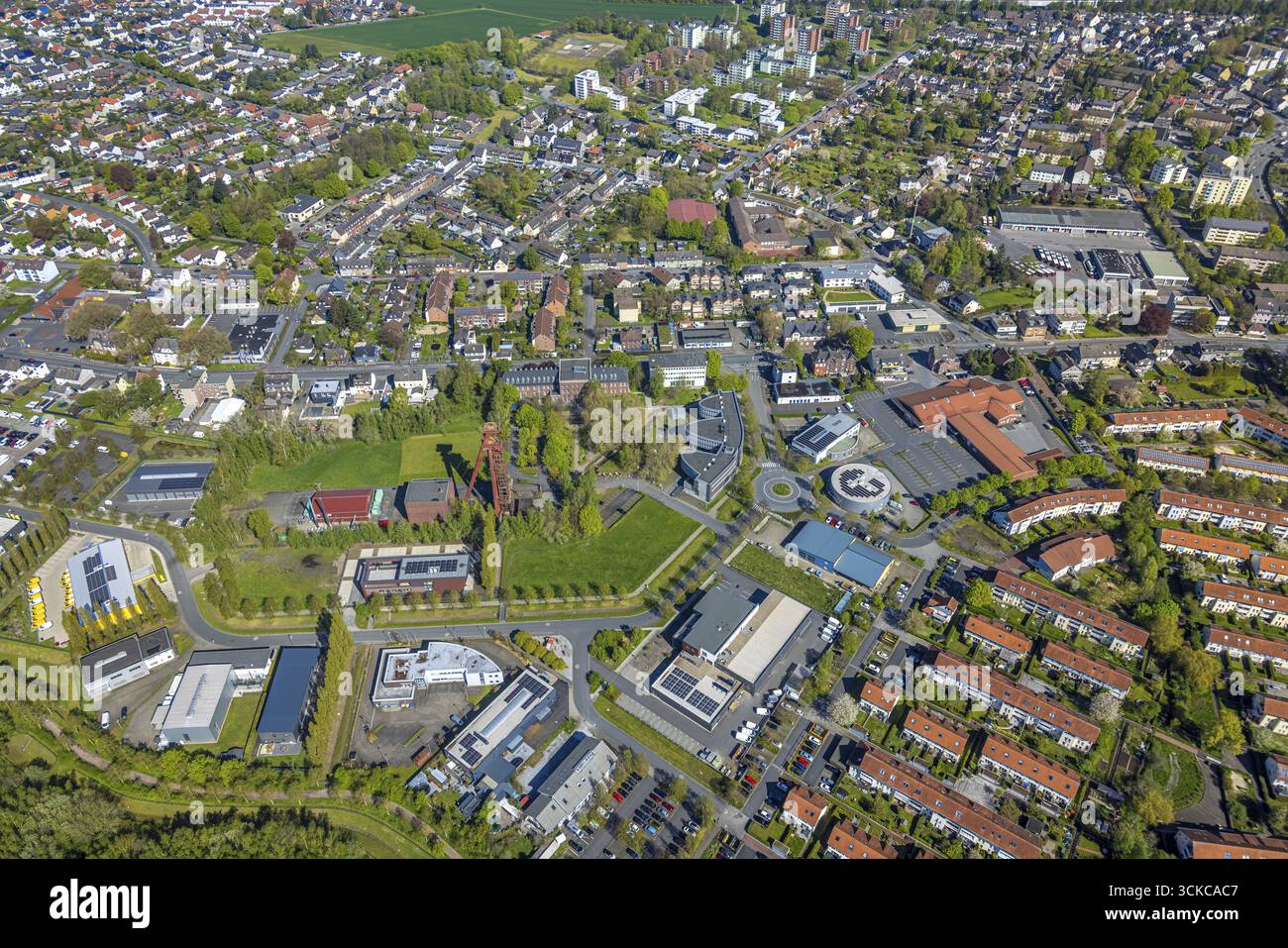 Luftaufnahme, Nahversorgung mit Rewe Supermarkt und Aldi Supermarkt, Technopark Kamen, ehemalige Zeche Monopol Schacht Grillo, Wendeturm, Stockfoto