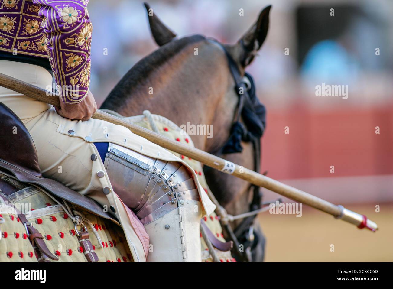 Ein Picador auf der echten Maestranza Stierkampfarmierung zeigt während des Stierkampfes seine Beinpanzerung und hebt die traditionelle Schutzausrüstung für diesen gefährlichen Ro hervor Stockfoto