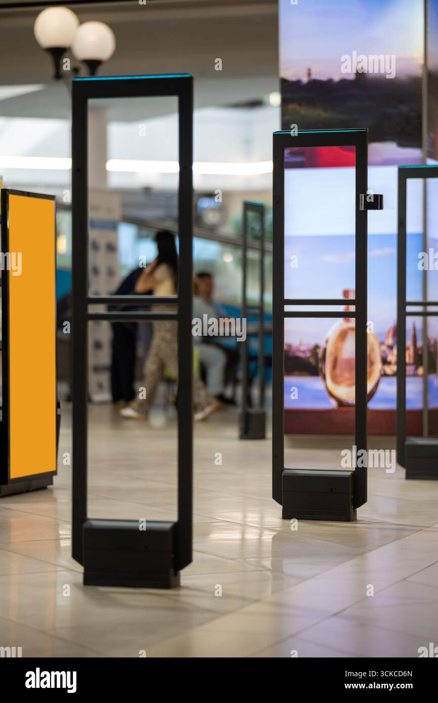 Hochfrequenz-Sicherheitstüren mit integriertem Metalldetektor am Eingang eines Bekleidungsgeschäfts, einem modernen Diebstahlschutz und elektronischer artikelüberwachung so Stockfoto