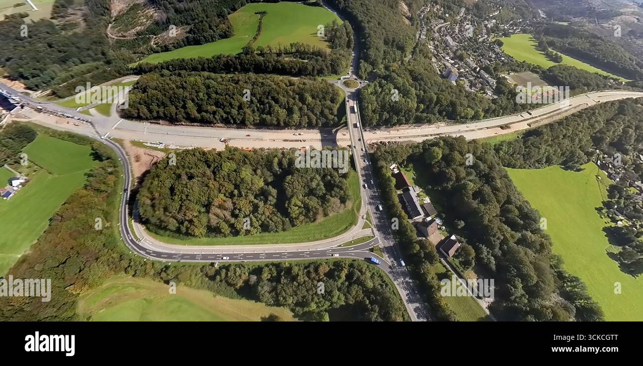 Luftaufnahme, Autobahnkreuz Luedenscheid-Nord der A45 mit Baustelle und Sperrung in Richtung der abgerissenen Talbrücke Rahmede, Fischaugenschuss, 36 Stockfoto