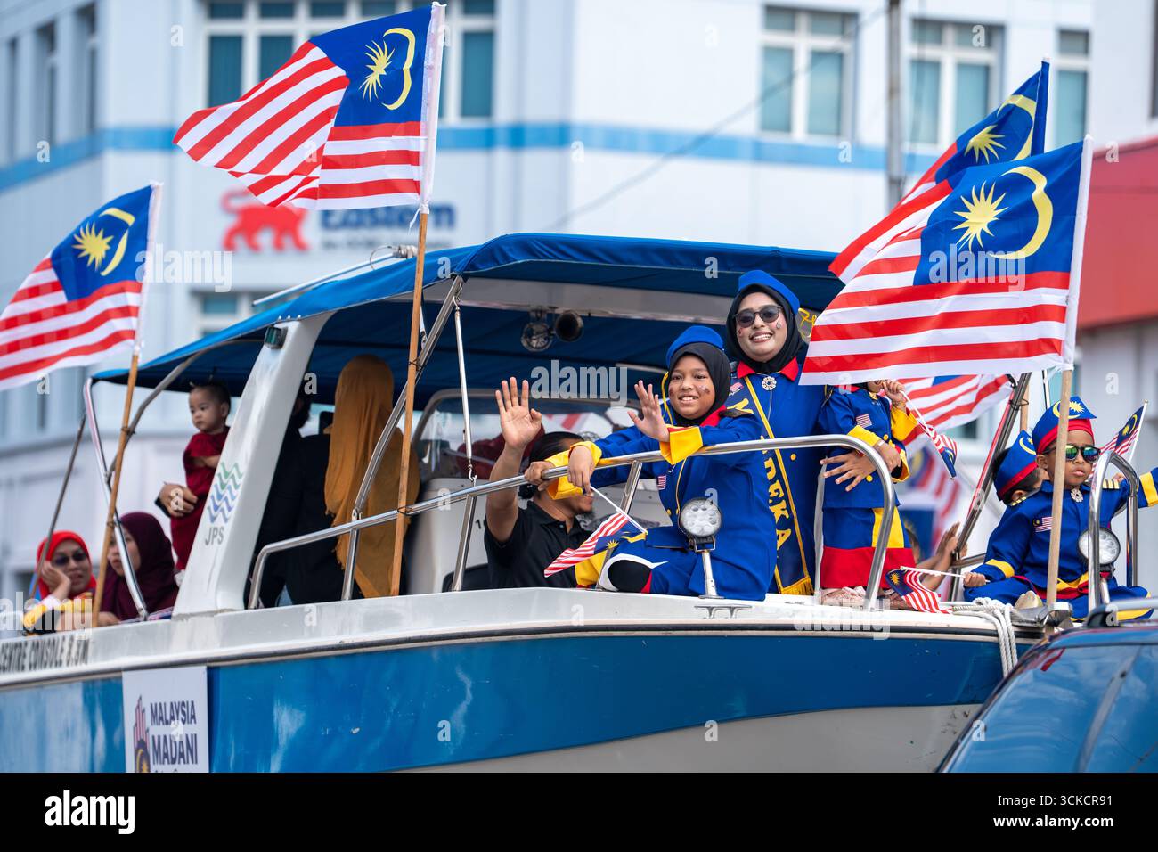 Batu Pahat, Johor, Malaysia - 31. August 2025: marschierte malaysische Menschen mit traditioneller Kleidung während des 68. Unabhängigkeitstages. Stockfoto