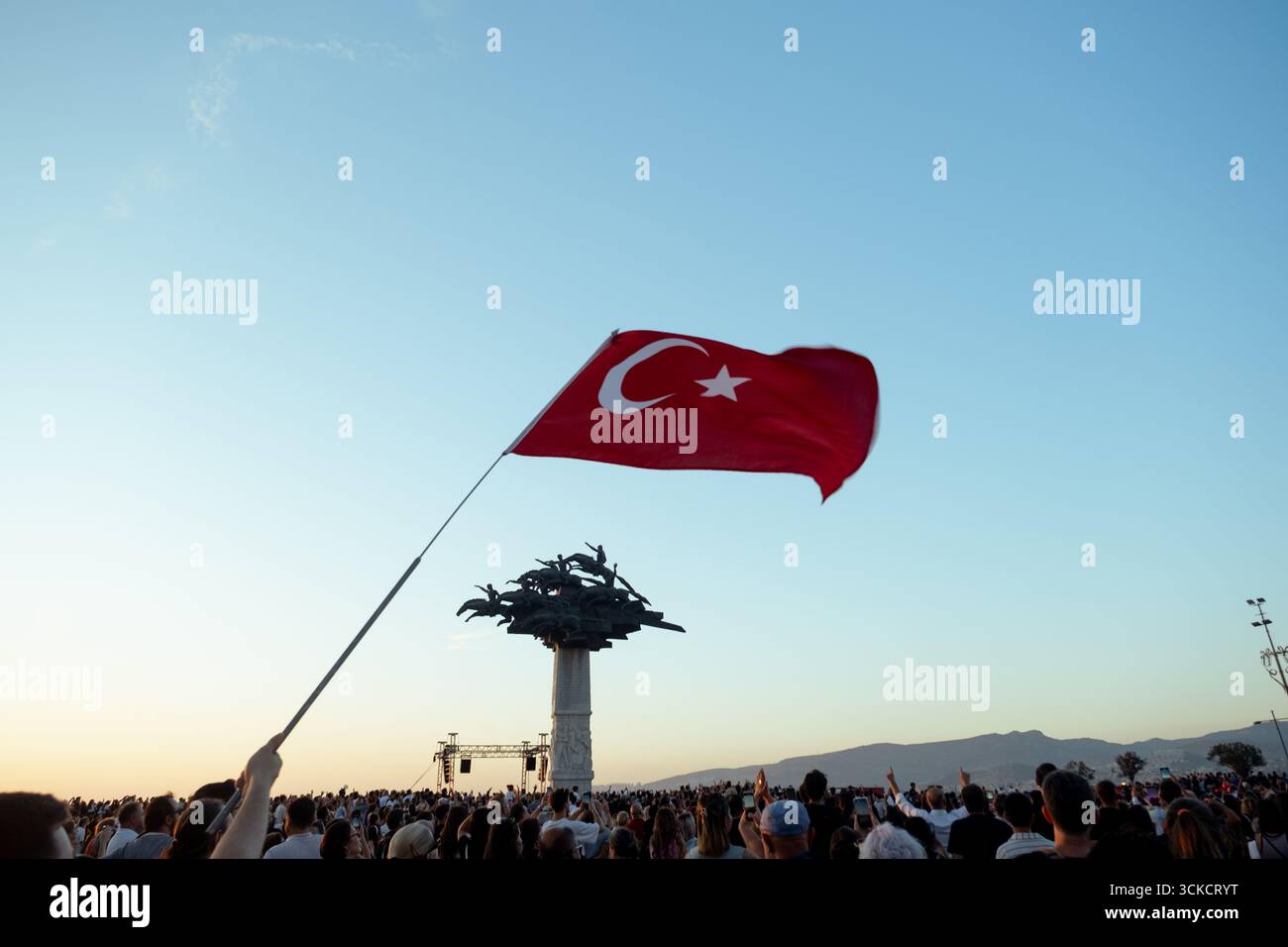 Izmir, Türkei - 9. September 2025: Foto von türkischer Flagge am Himmel mit einer Silhouette bei Sonnenuntergang, aufgenommen am Jahrestag der Befreiung Izmirs Stockfoto