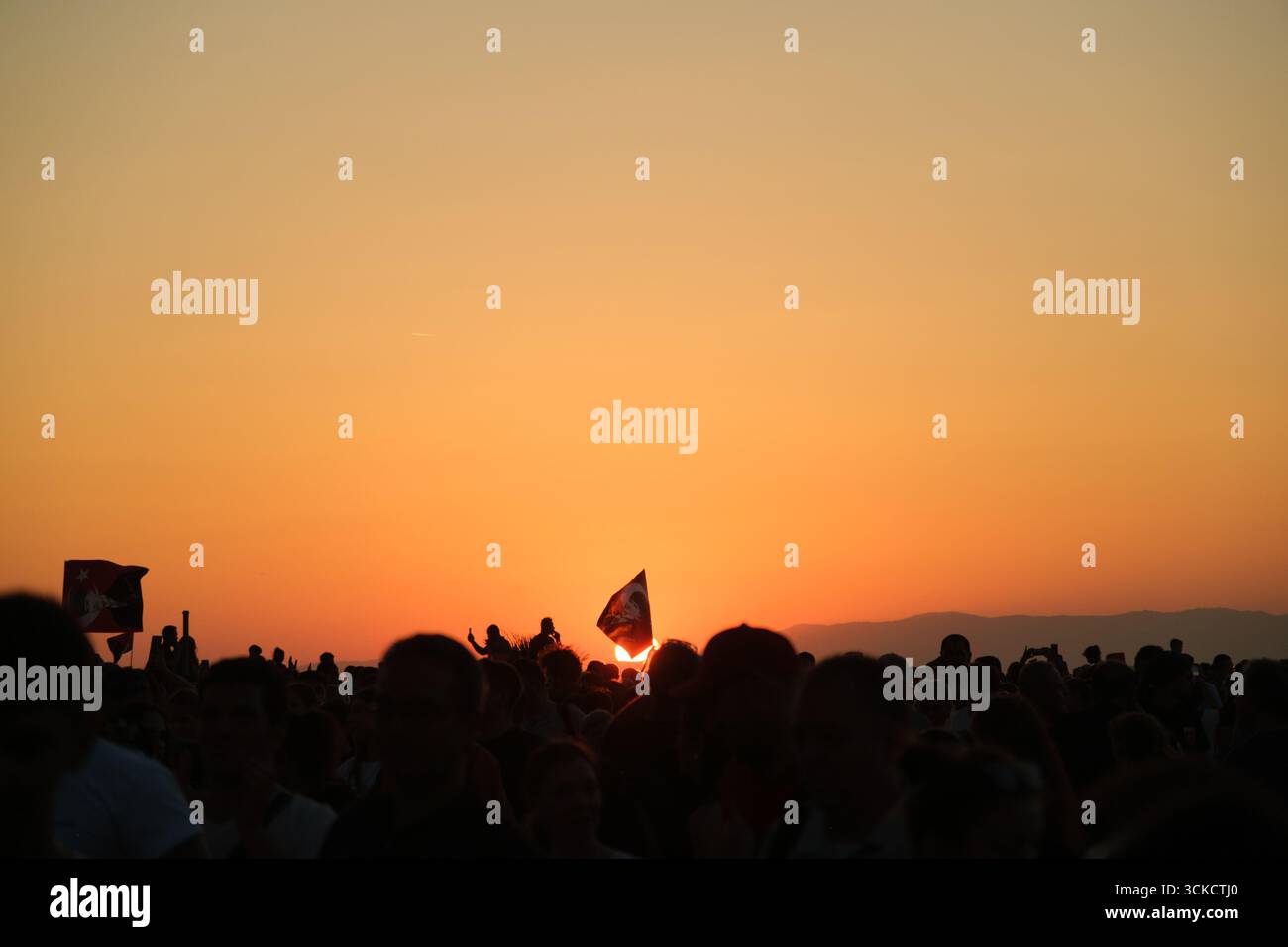 Izmir, Türkei - 9. September 2025: Foto von türkischer Flagge am Himmel mit einer Silhouette bei Sonnenuntergang, aufgenommen am Jahrestag der Befreiung Izmirs Stockfoto