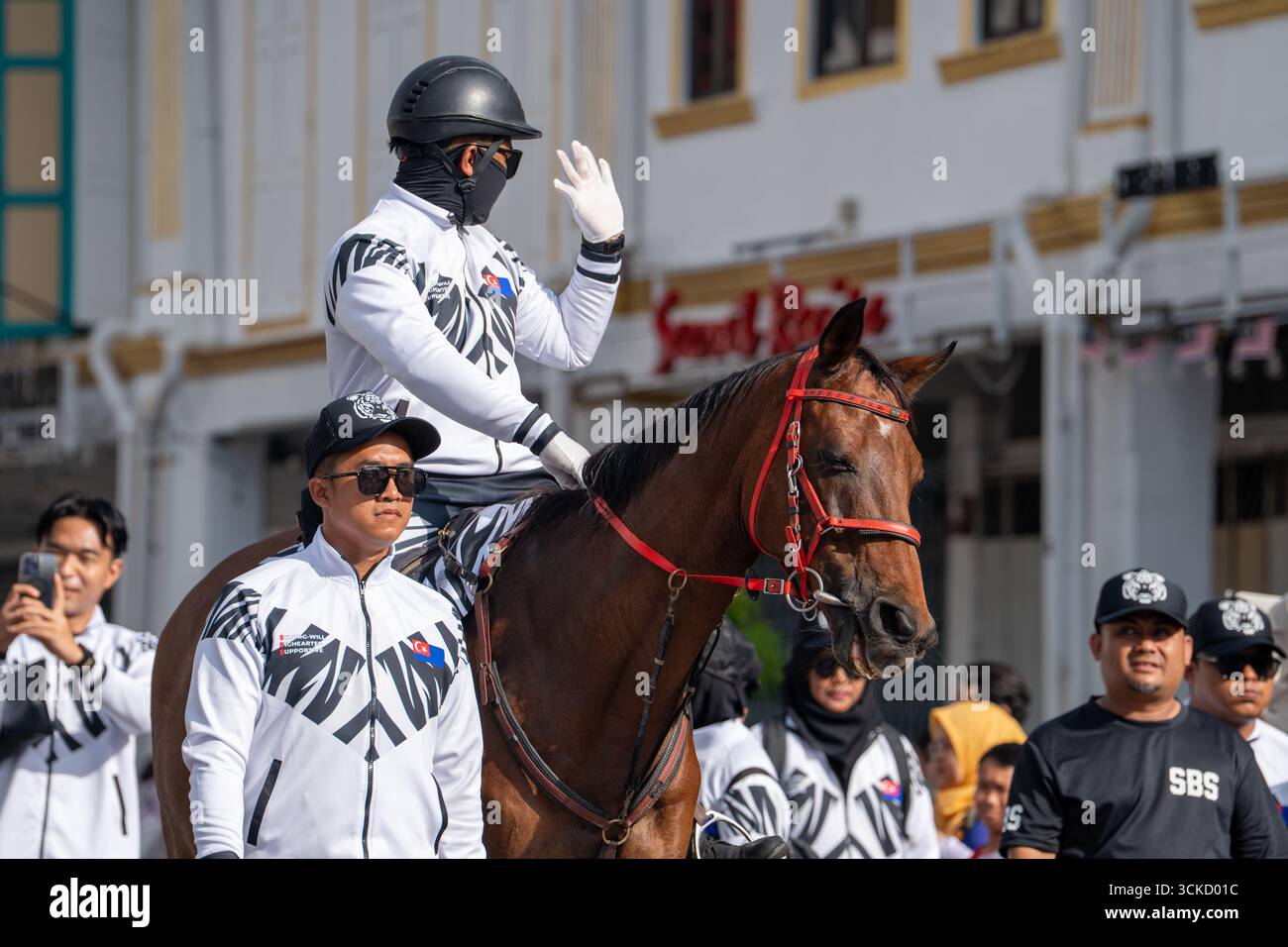 Batu Pahat, Johor, Malaysia - 31. August 2025: marschierte malaysische Menschen mit traditioneller Kleidung während des 68. Unabhängigkeitstages. Stockfoto