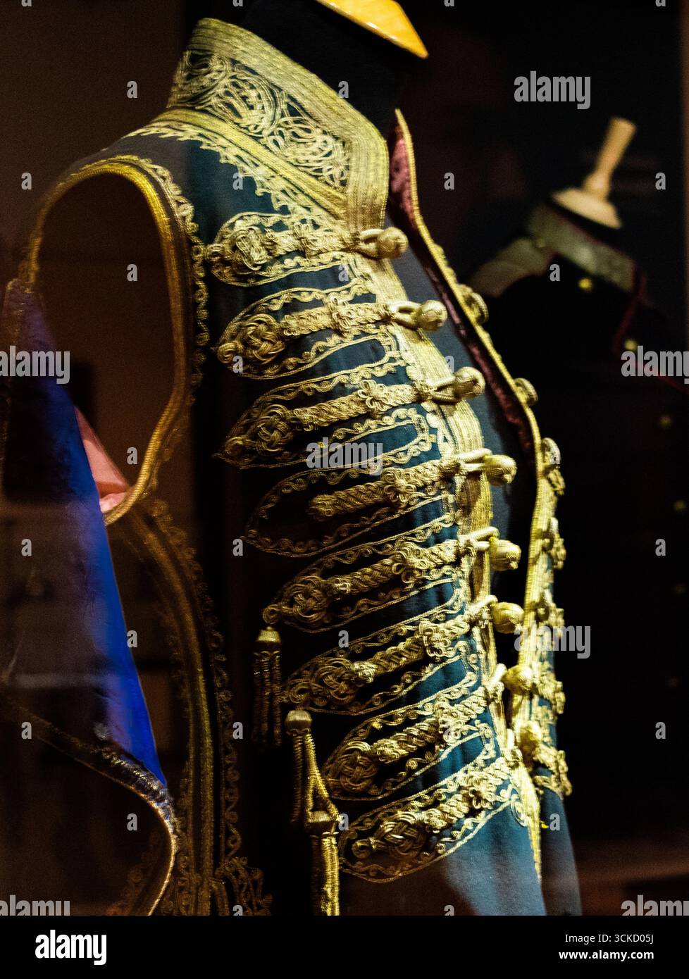 Dolama, eine Art alter serbischer Volkskostüme, die im historischen Museum Serbiens aufbewahrt werden Stockfoto