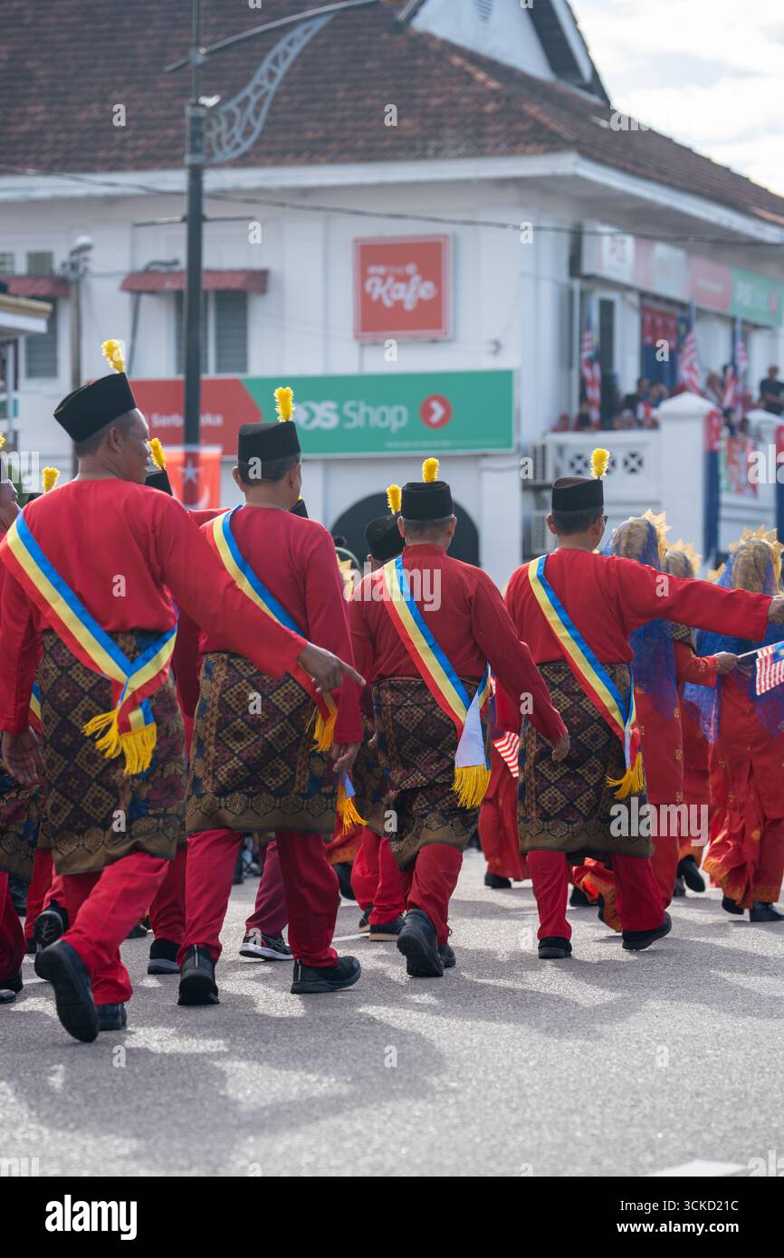 Batu Pahat, Johor, Malaysia - 31. August 2025: marschierte malaysische Menschen mit traditioneller Kleidung während des 68. Unabhängigkeitstages. Stockfoto