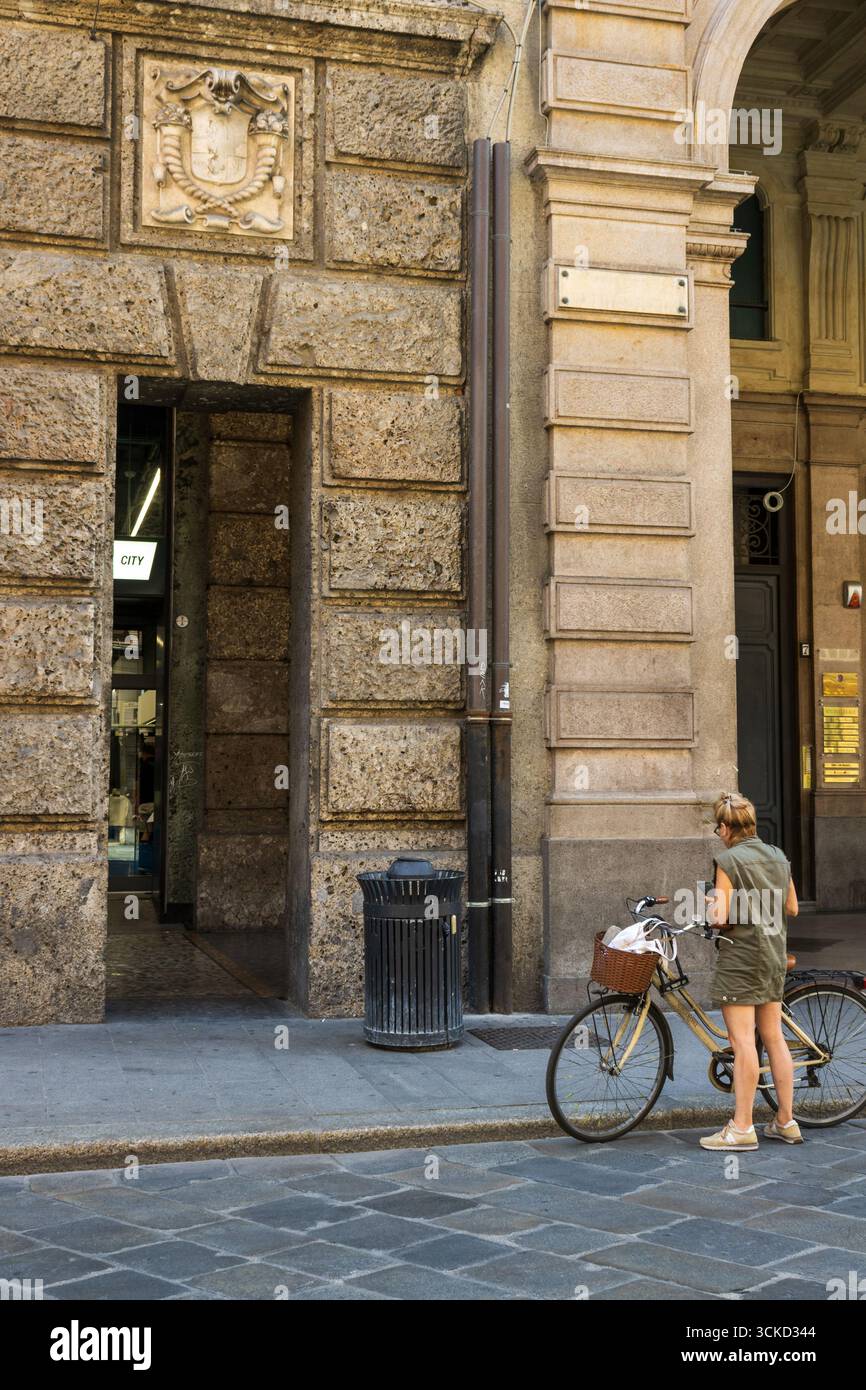 Frau mit Fahrrad vor dem Eingang Stockfoto