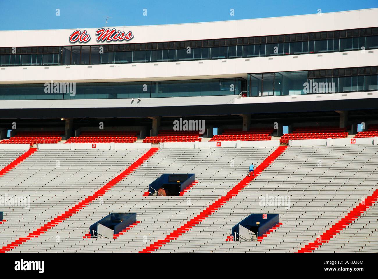 Ein einsamer Sportler trainiert im leeren Hemingway Vaught Stadium, einer College-Arena auf dem Campus der U Stockfoto