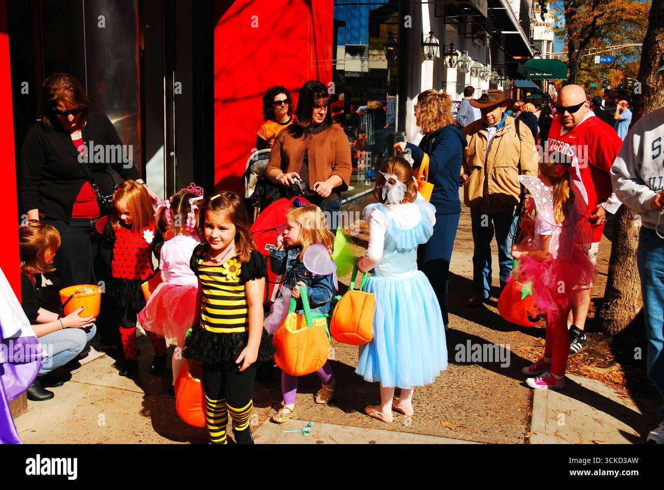 Eine Gruppe von Kostümen, die Kinder und ihre Eltern an Halloween in die Geschäfte der Innenstadt von Westfield New Jersey bringen Stockfoto