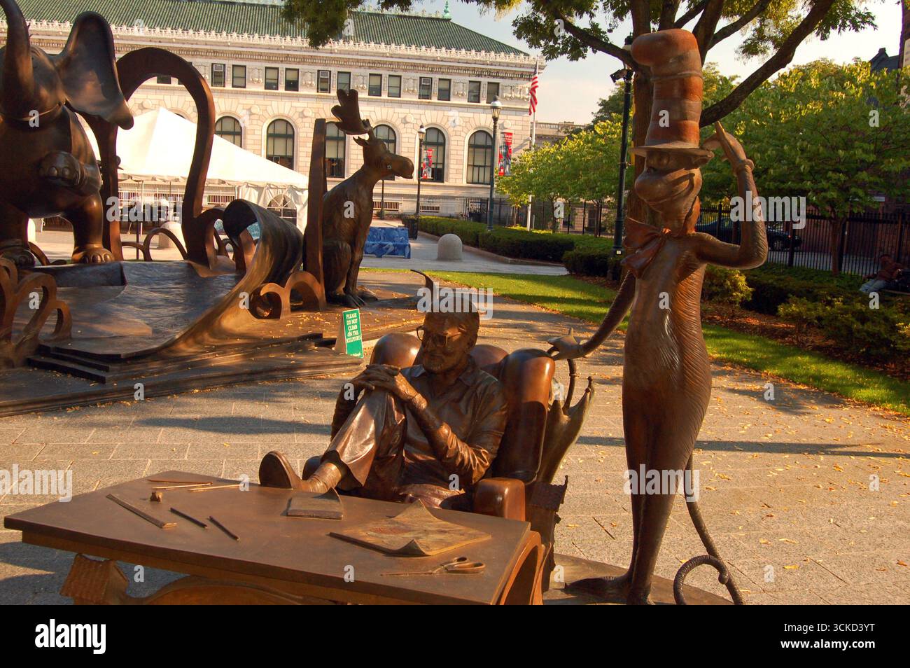 Eine Statue von Theodore Geisel, besser bekannt als Dr. Seuss, befindet sich inmitten von Skulpturen seiner Zeichentrickfiguren wie die Katze im Hut Stockfoto