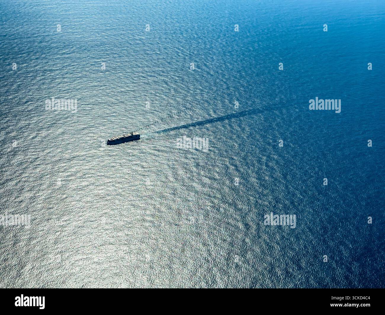 Ein Frachtschiff segelt über den Ozean. Stockfoto