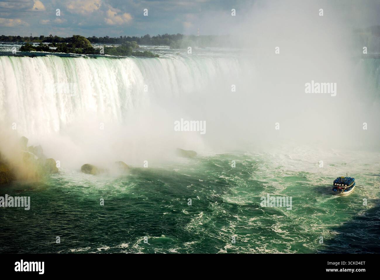 Die Maid of the Mist Boat Tours führt Passagiere auf dem Niagara River vorbei an den amerikanischen Wasserfällen Stockfoto