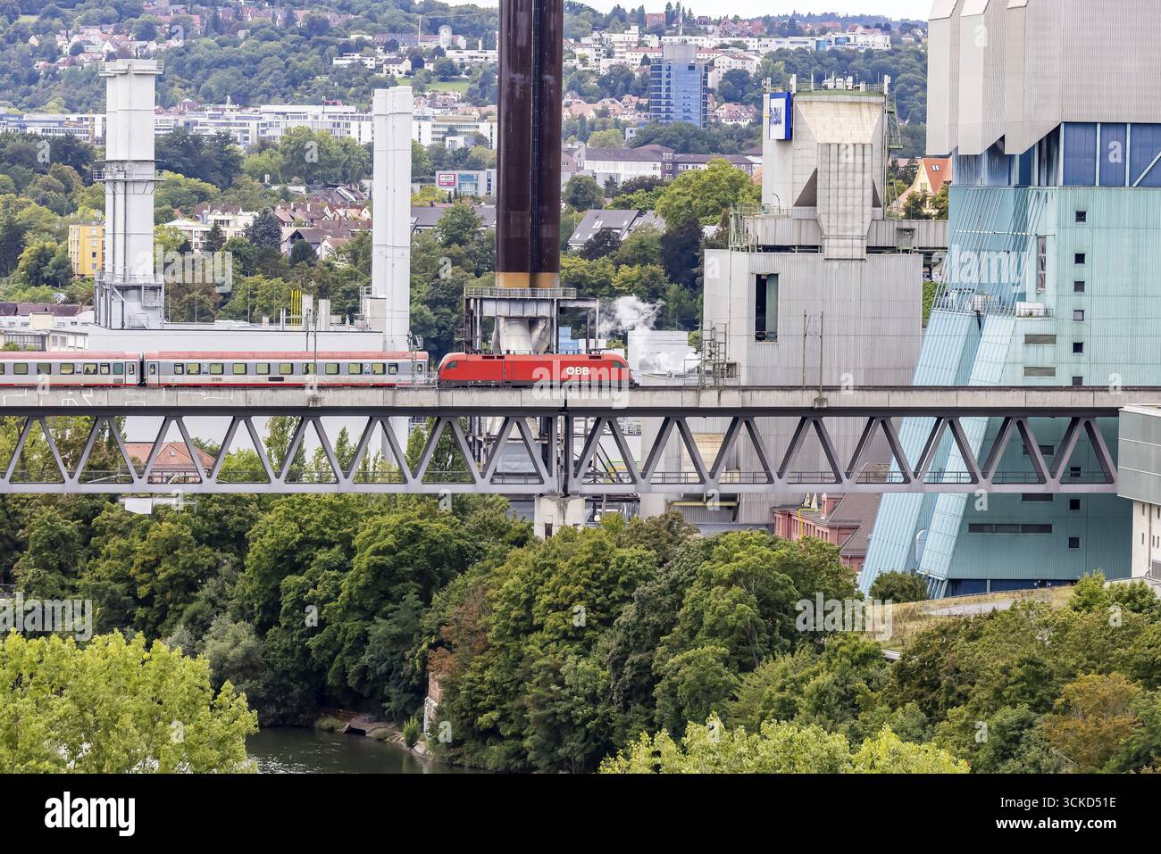 Intercity-Zug von Oebb, Österreichische Bundesbahnen fahren auf der Schusterbahn, Münsterviadukt über den Neckar mit EnBW Energie Baden-Württemberg Stockfoto