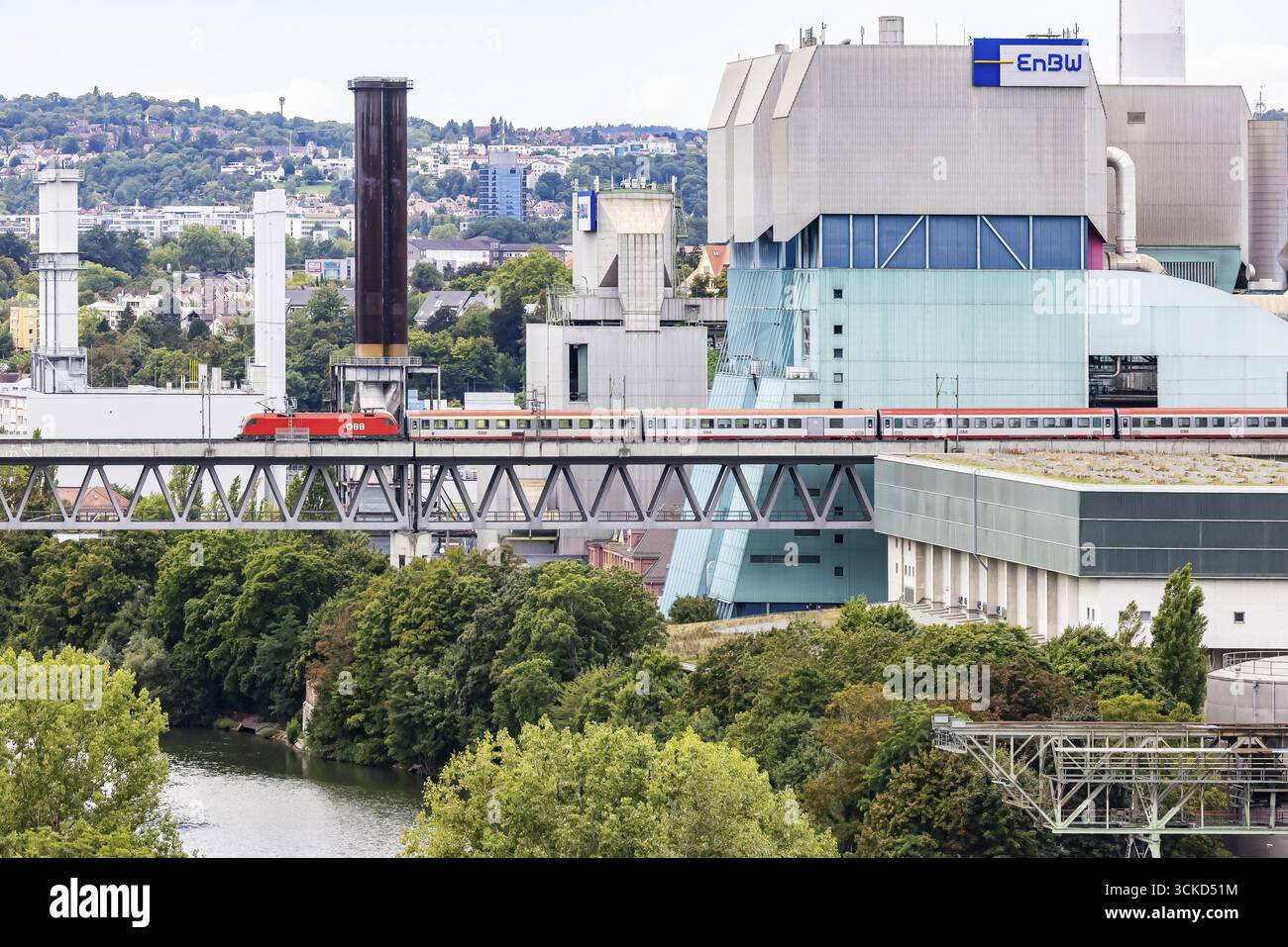 Intercity-Zug der oebb Oesterreichischen Bundesbahnen AG auf der Schusterbahn, Viadukt über den Neckar mit der EnBW Energie Baden-Württemberg Stockfoto