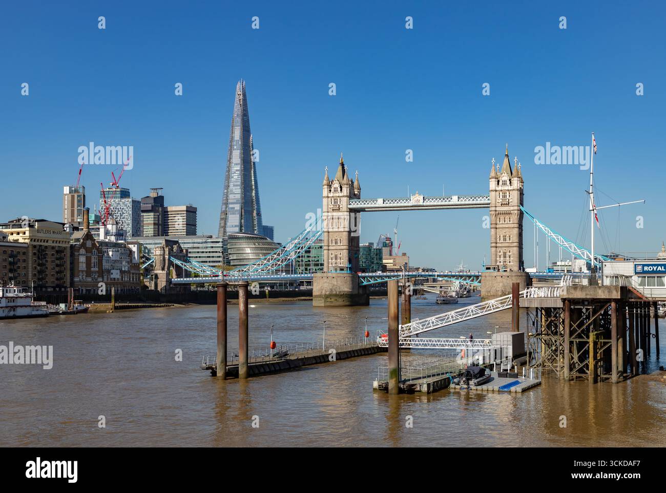Ein Bild der berühmten Tower Bridge und der Shard entlang der Themse. Stockfoto