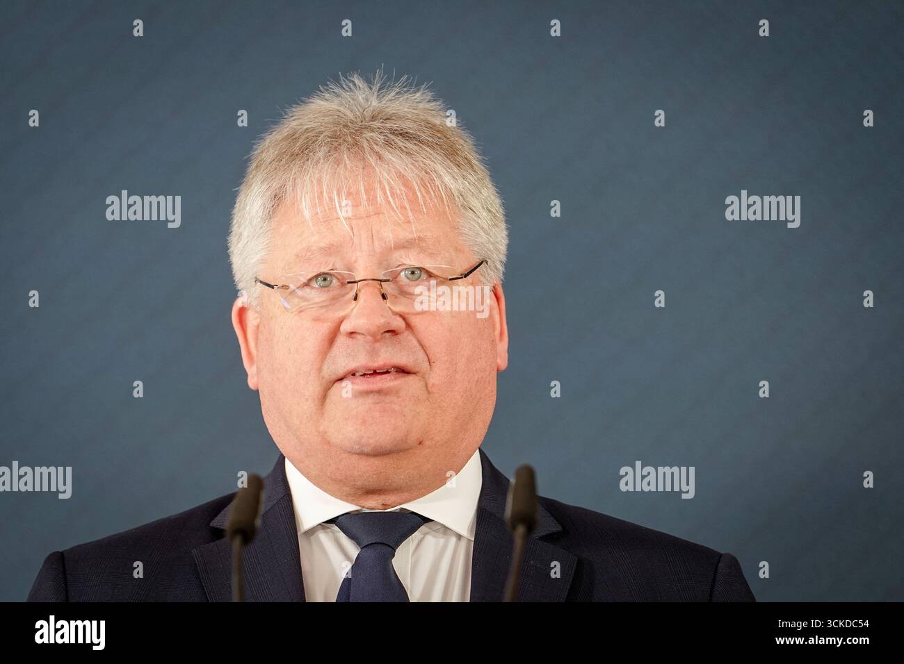 Berlin, Deutschland. September 2025. Bruno Kahl, ehemaliger Präsident des Bundesnachrichtendienstes (BND), gibt bei der Amtsübergabe eine Pressemitteilung ab. Nach neun Jahren im Amt als Präsident des deutschen Auswärtigen Nachrichtendienstes wird Kahl deutscher Vertreter beim Heiligen Stuhl in Rom. Quelle: Kay Nietfeld/dpa/Alamy Live News Stockfoto
