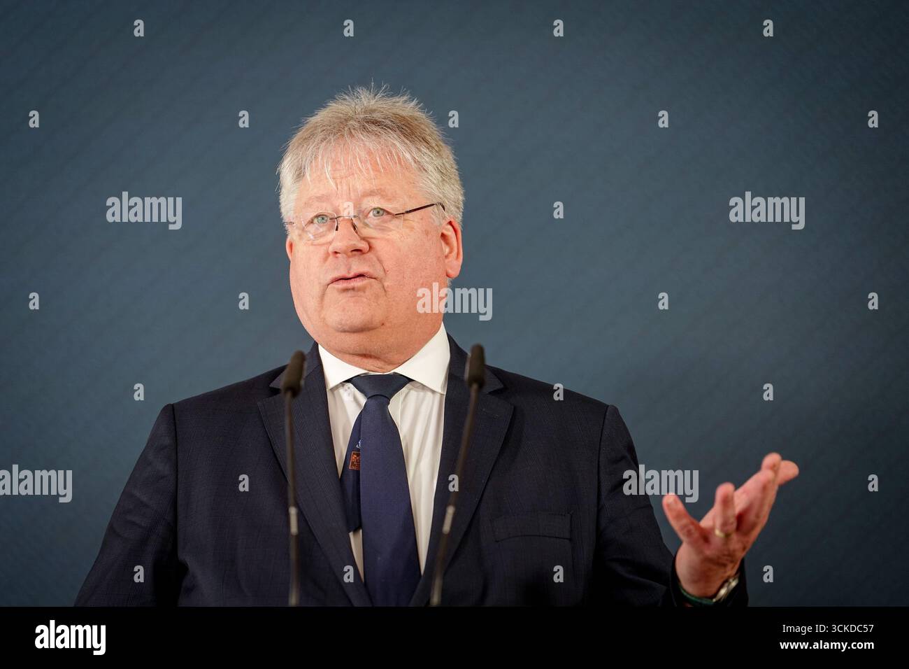 Berlin, Deutschland. September 2025. Bruno Kahl, ehemaliger Präsident des Bundesnachrichtendienstes (BND), gibt bei der Amtsübergabe eine Pressemitteilung ab. Nach neun Jahren im Amt als Präsident des deutschen Auswärtigen Nachrichtendienstes wird Kahl deutscher Vertreter beim Heiligen Stuhl in Rom. Quelle: Kay Nietfeld/dpa/Alamy Live News Stockfoto