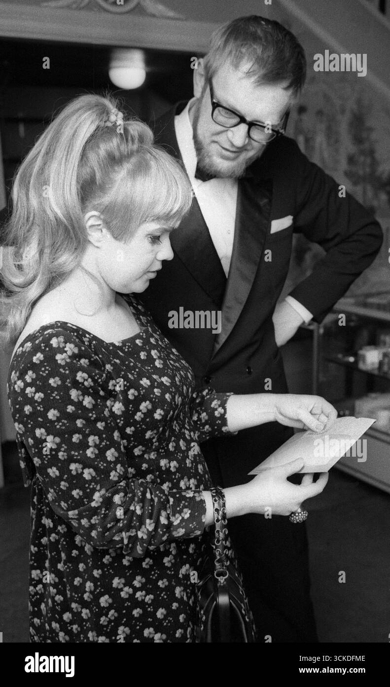 LENA NYMAN und Vilgot Sjšman schwedische Regisseurin erhalten das Chaplin-Stipendium für den kuriosen Film Stockfoto
