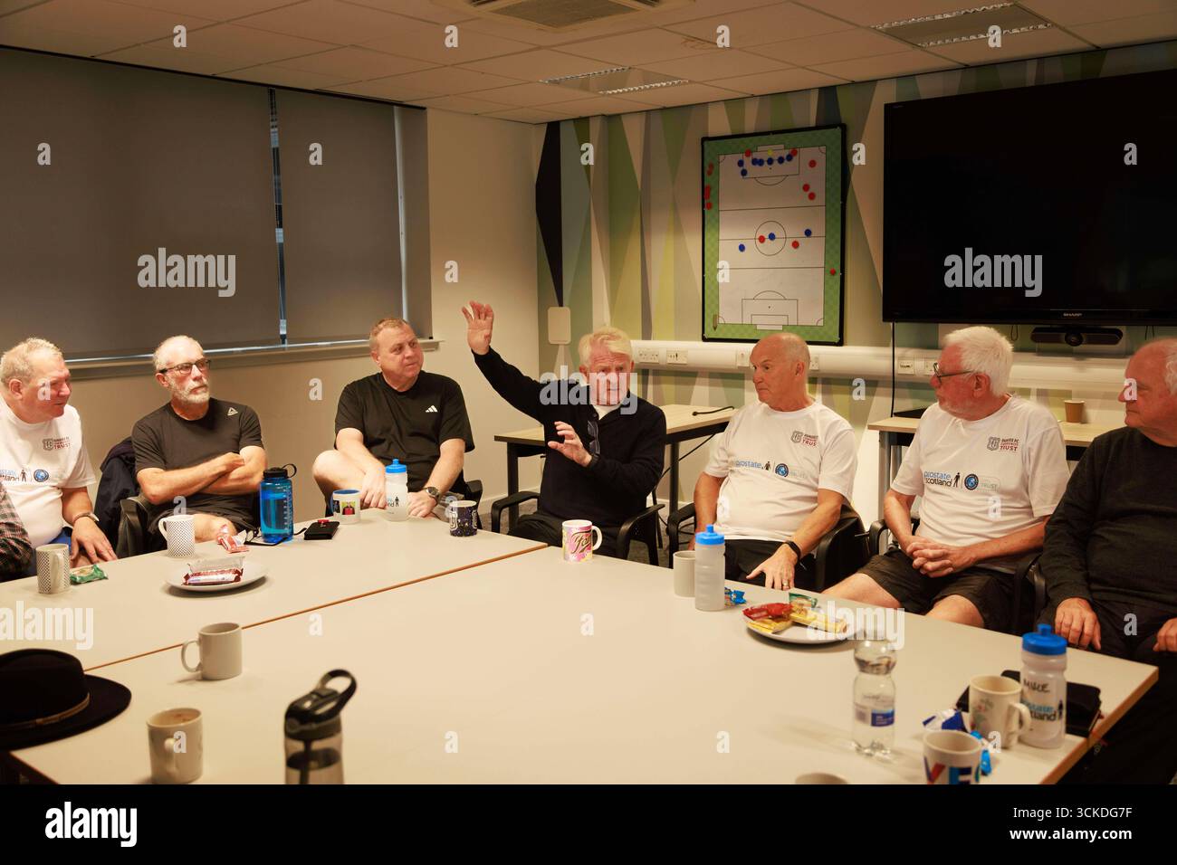 11. September 2025; Dundee and Angus College Gardyne Campus, Dundee, Schottland; Scottish Premiership Football, Dundee Training and Press Conference; Dundee Technical Director Gordon Strachan spricht mit Mitgliedern der Prostate Support Group während ihrer wöchentlichen Sitzung im Gardyne Training Centre Stockfoto
